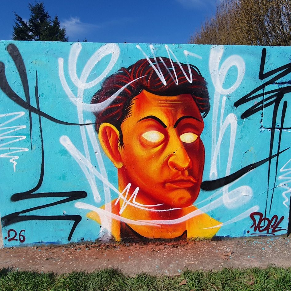Art figuratif contemporain réalisation à la bombe aérosol. Mur harcelé aux fatcap donnant un soupçon d'inspiration d'art de rue.