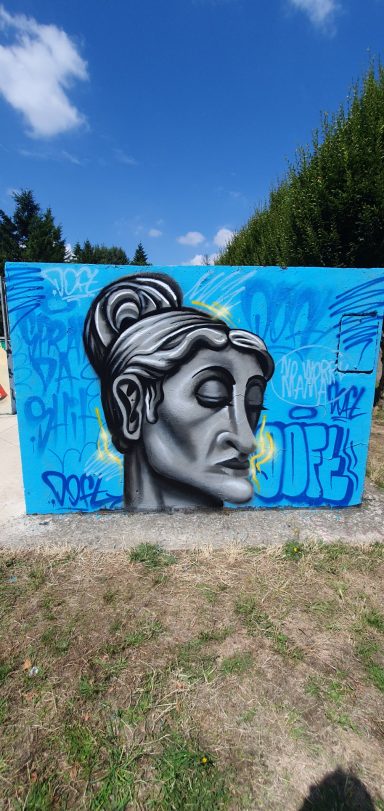 Réalisé au skatepark de Vendôme dans le Loir-et-Cher statue grecque très appréciée des riverains.