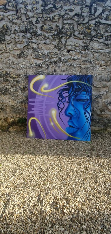 Visage de femme bleu orné de source lumineuse jaune qui lui tourne autour sur fond violet.