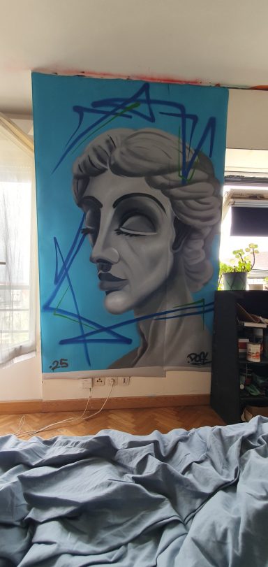 Peinture en intérieur fond bleu et réalisation d'une statue grec à l'aérosol.
