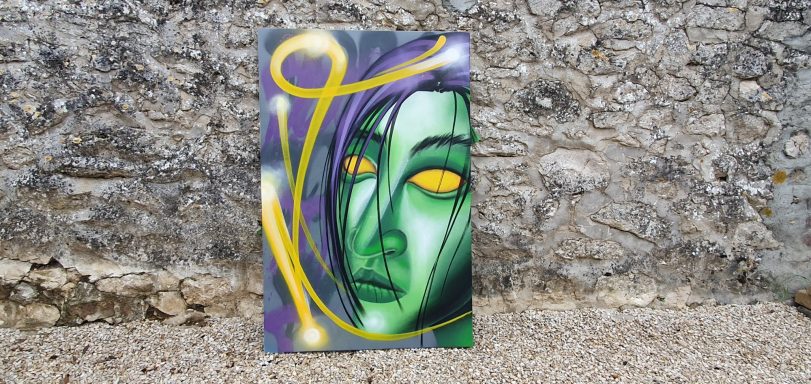 Toile d'un visage féminin aux yeux jaunes et à la peau verte.